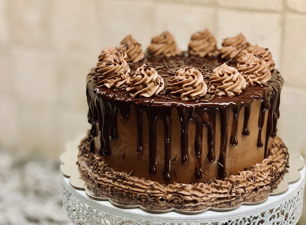 Saftiger Rührkuchen mit Puderzucker bestäubt auf einem Kuchengitter
